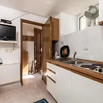 Appartement 1 Bedroom Awesome In Veli Lošinj